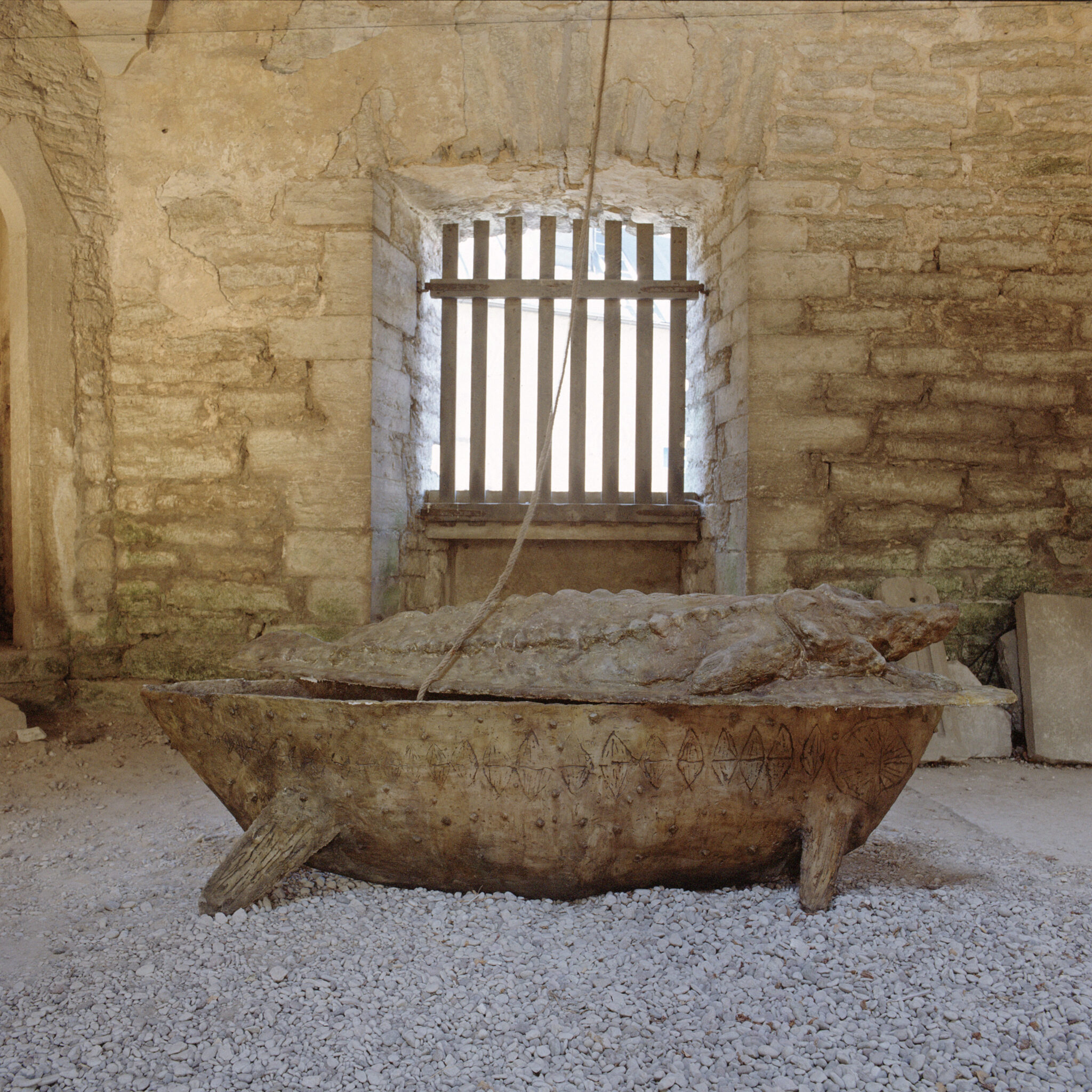 Irina Nakhova, Discovery, sarcophagus, installation view, concrete, rope, 1993